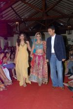 Zoa Morani at Indian Hanger anniversary bash with Neeta Lulla fashion show in Mumbai on 2nd May 2012 (189).JPG